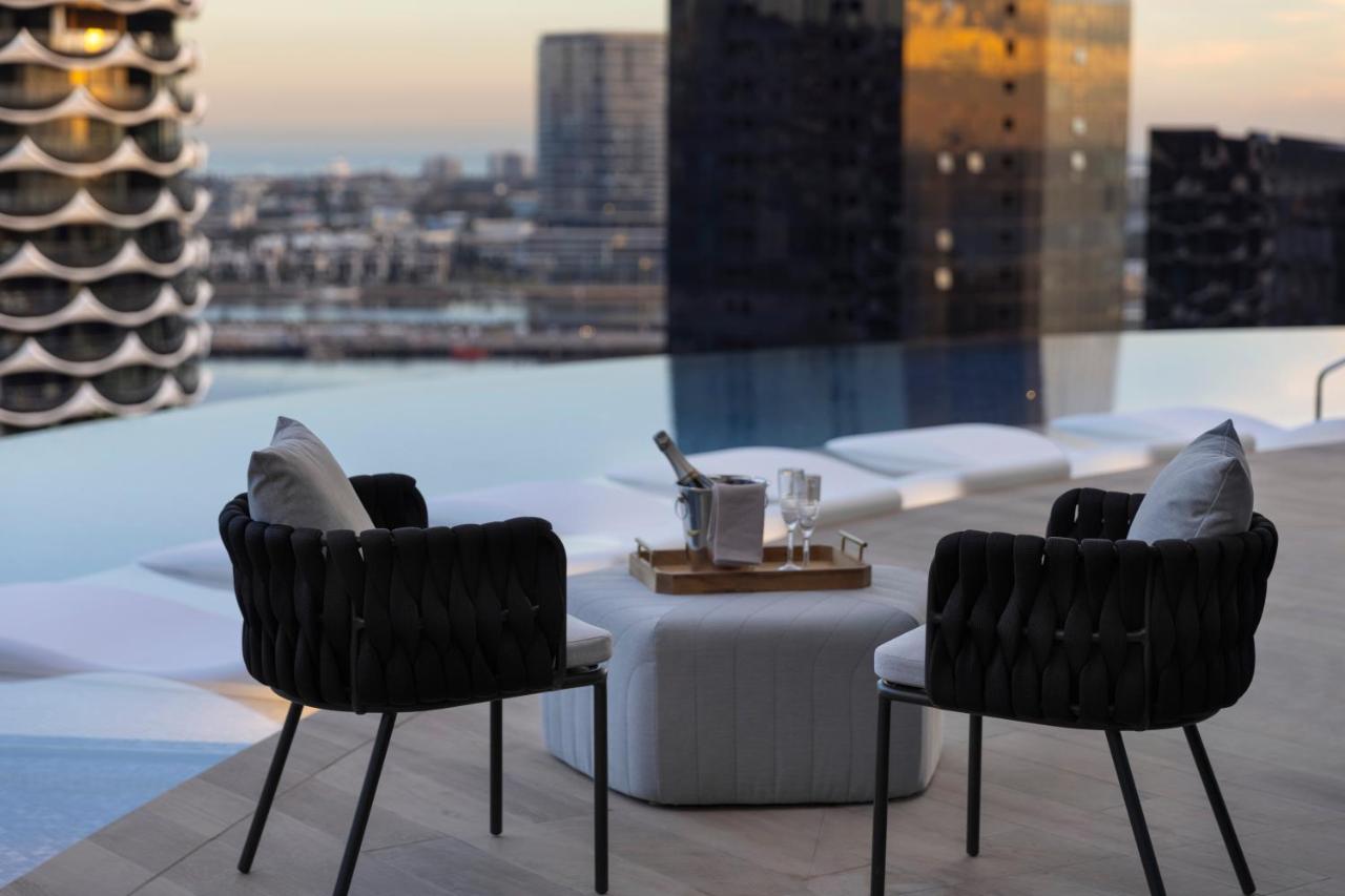 Melbourne Marriott Hotel Docklands Luaran gambar The rooftop bar at the Ritz-Carlton, Melbourne
