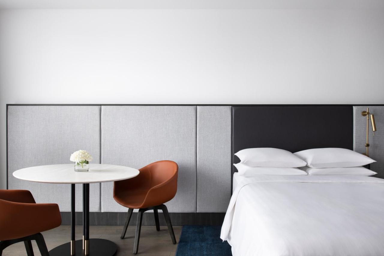 Melbourne Marriott Hotel Docklands Luaran gambar A room at the Hotel Americano