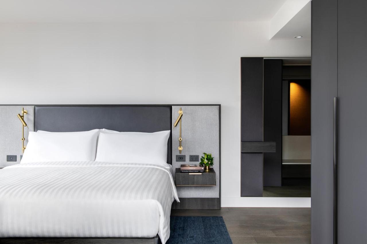 Melbourne Marriott Hotel Docklands Luaran gambar A bedroom at the hotel
