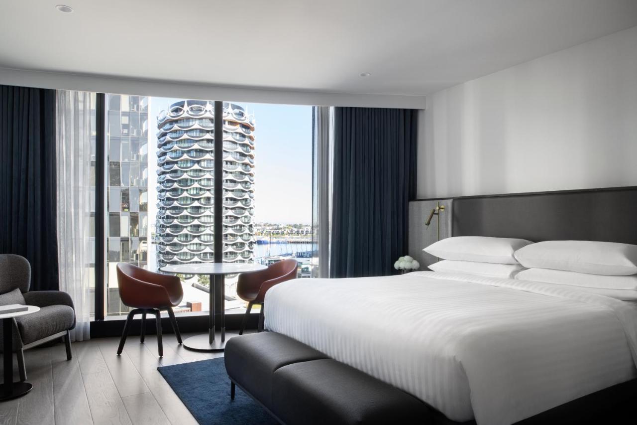 Melbourne Marriott Hotel Docklands Luaran gambar A guest room at the hotel