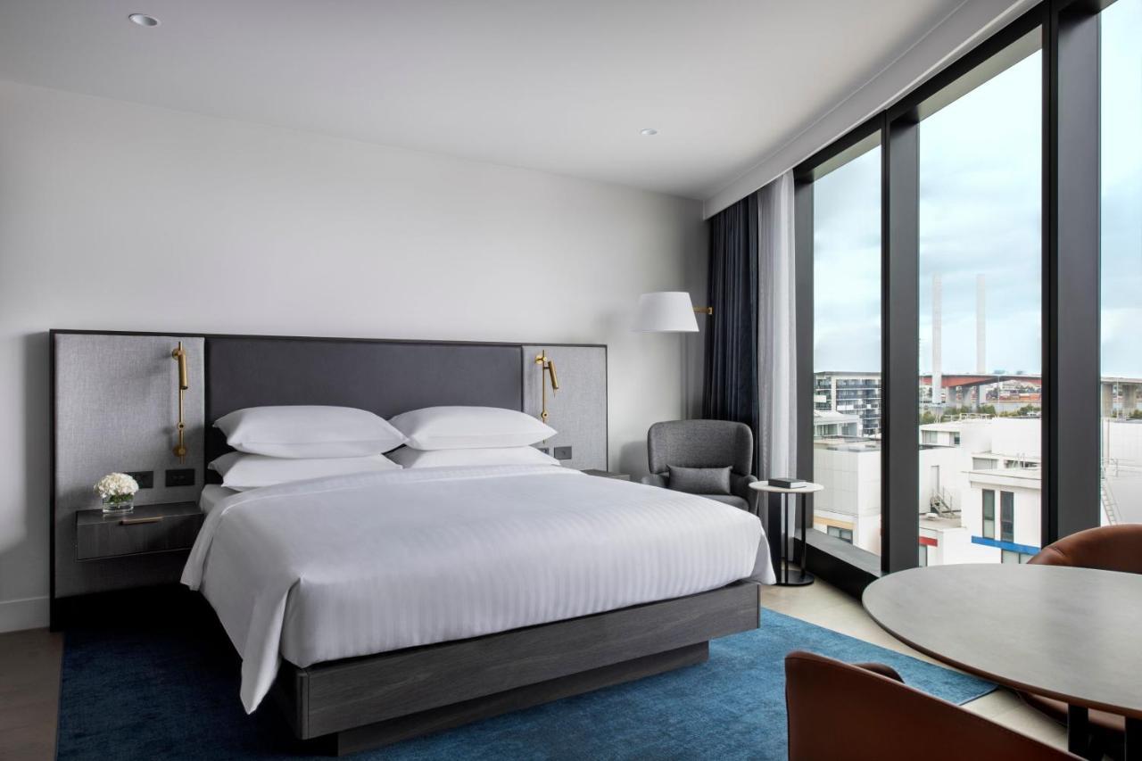 Melbourne Marriott Hotel Docklands Luaran gambar A guest room at the hotel