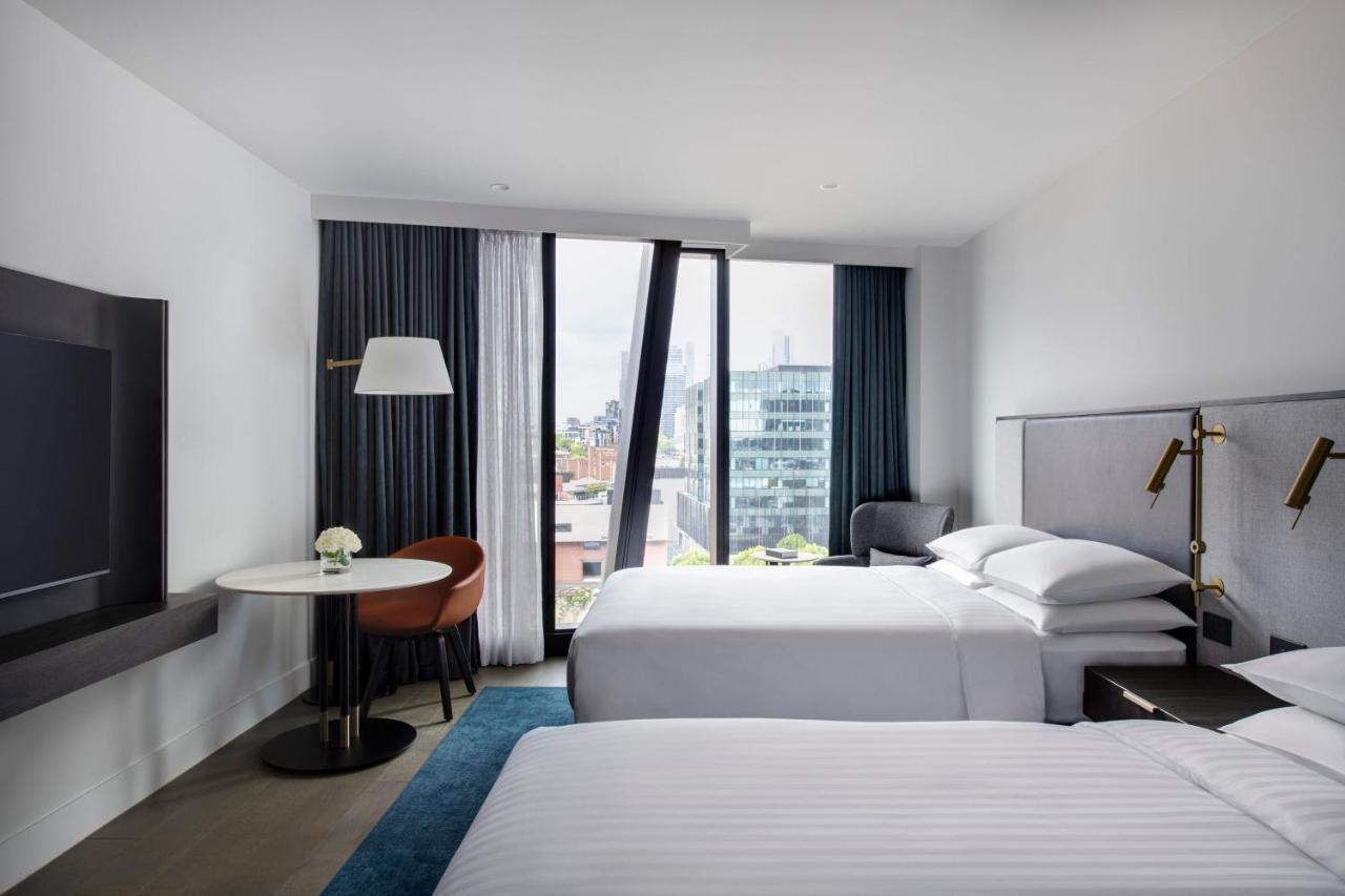 Melbourne Marriott Hotel Docklands Luaran gambar A guest room at the hotel