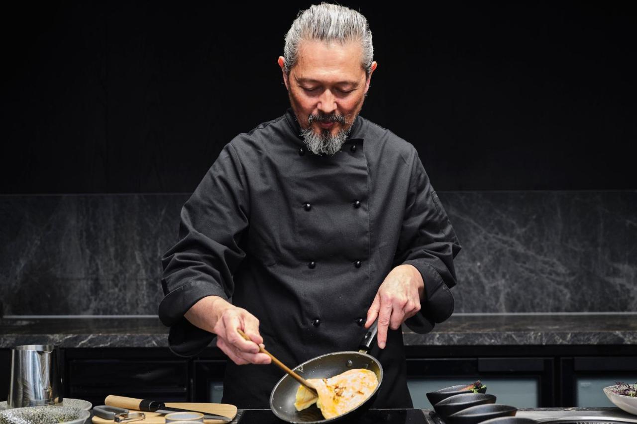Melbourne Marriott Hotel Docklands Luaran gambar Chef preparing food