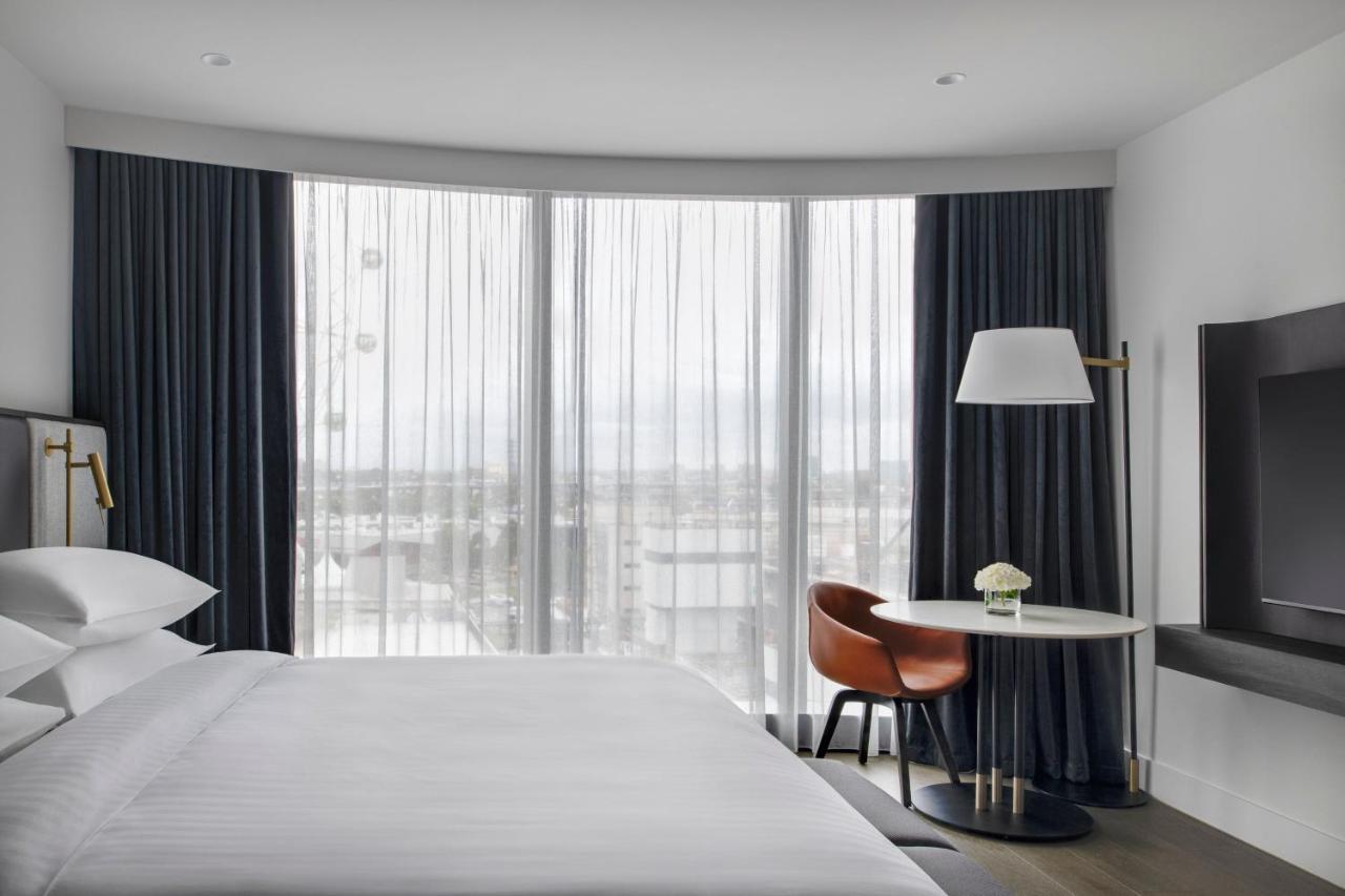 Melbourne Marriott Hotel Docklands Luaran gambar A guest room at the hotel