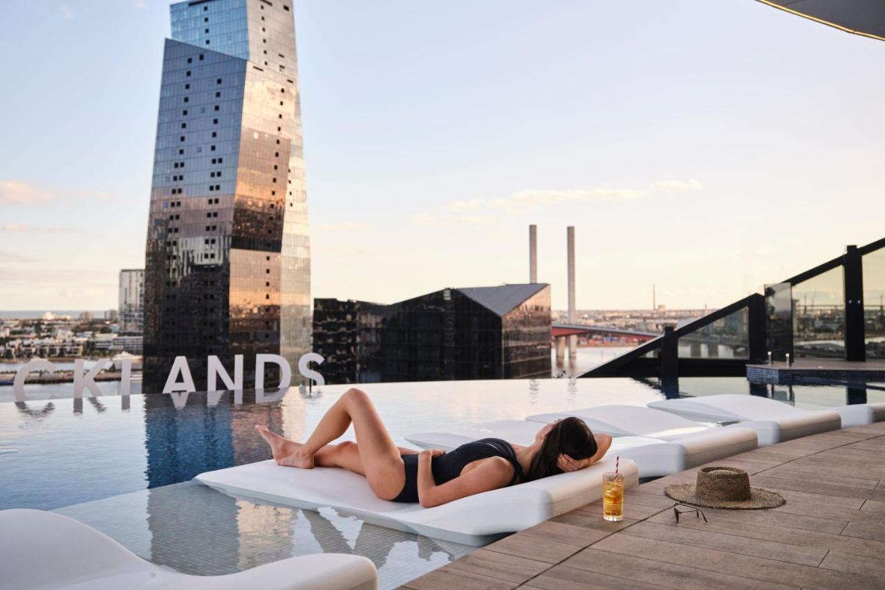 Melbourne Marriott Hotel Docklands Luaran gambar The rooftop pool at the Standard East Village