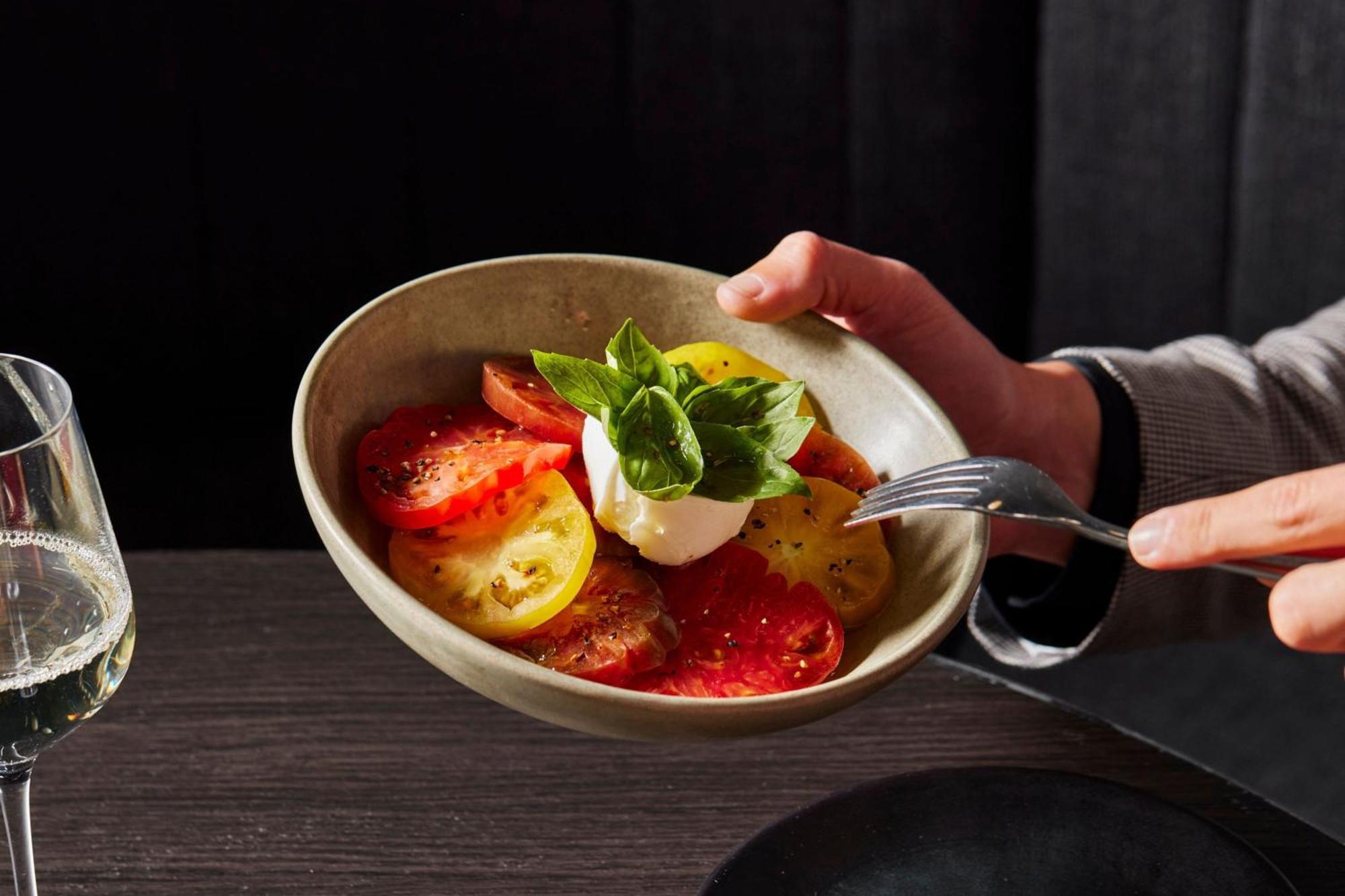 Melbourne Marriott Hotel Docklands Luaran gambar A tomato salad with mozzarella and basil