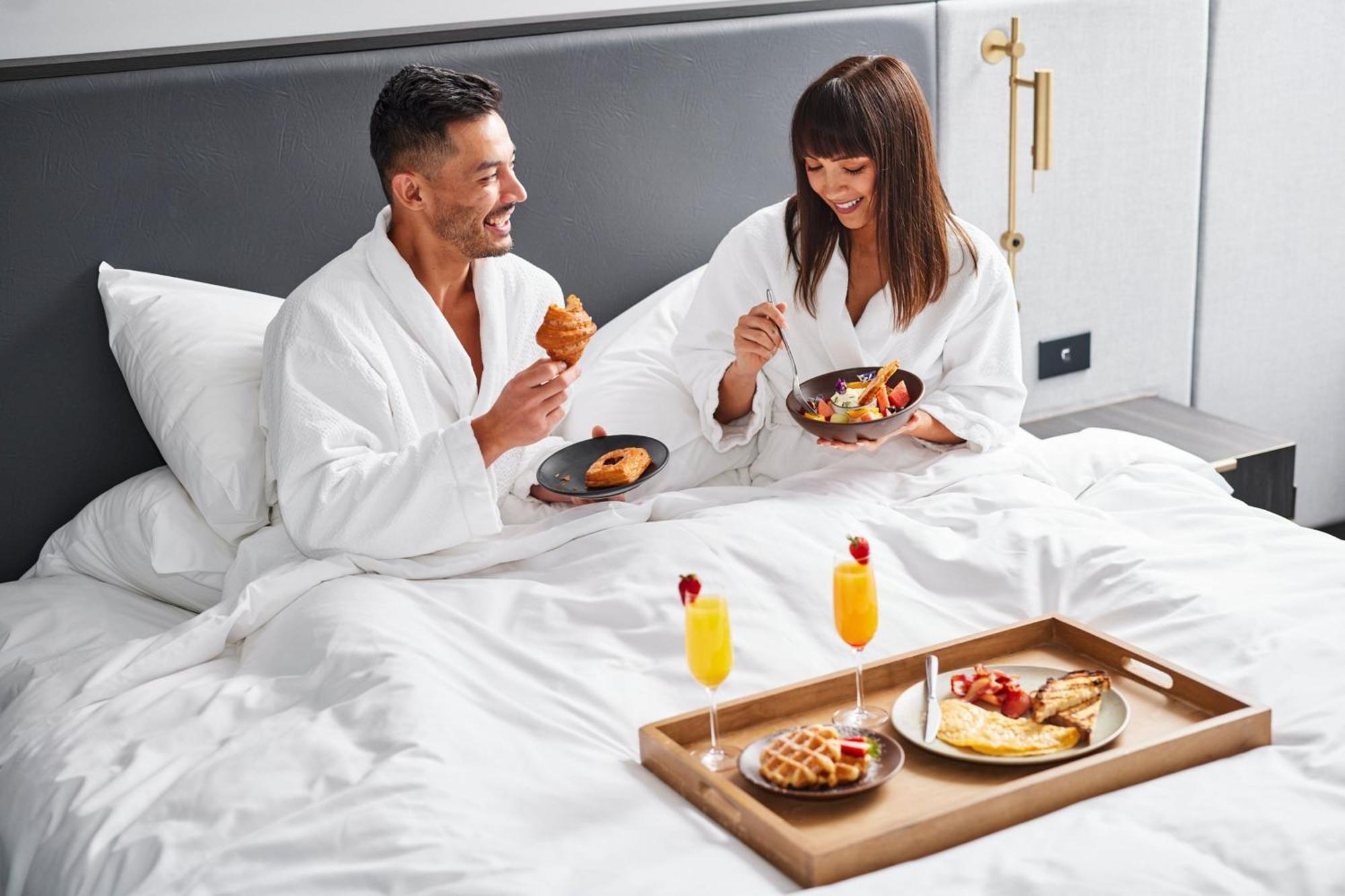 Melbourne Marriott Hotel Docklands Luaran gambar Room service