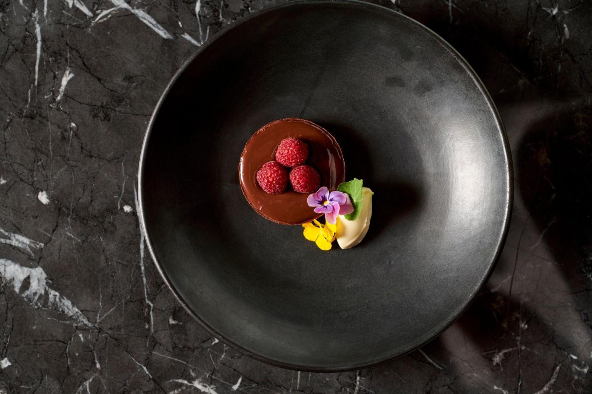 Melbourne Marriott Hotel Docklands Luaran gambar A chocolate dessert