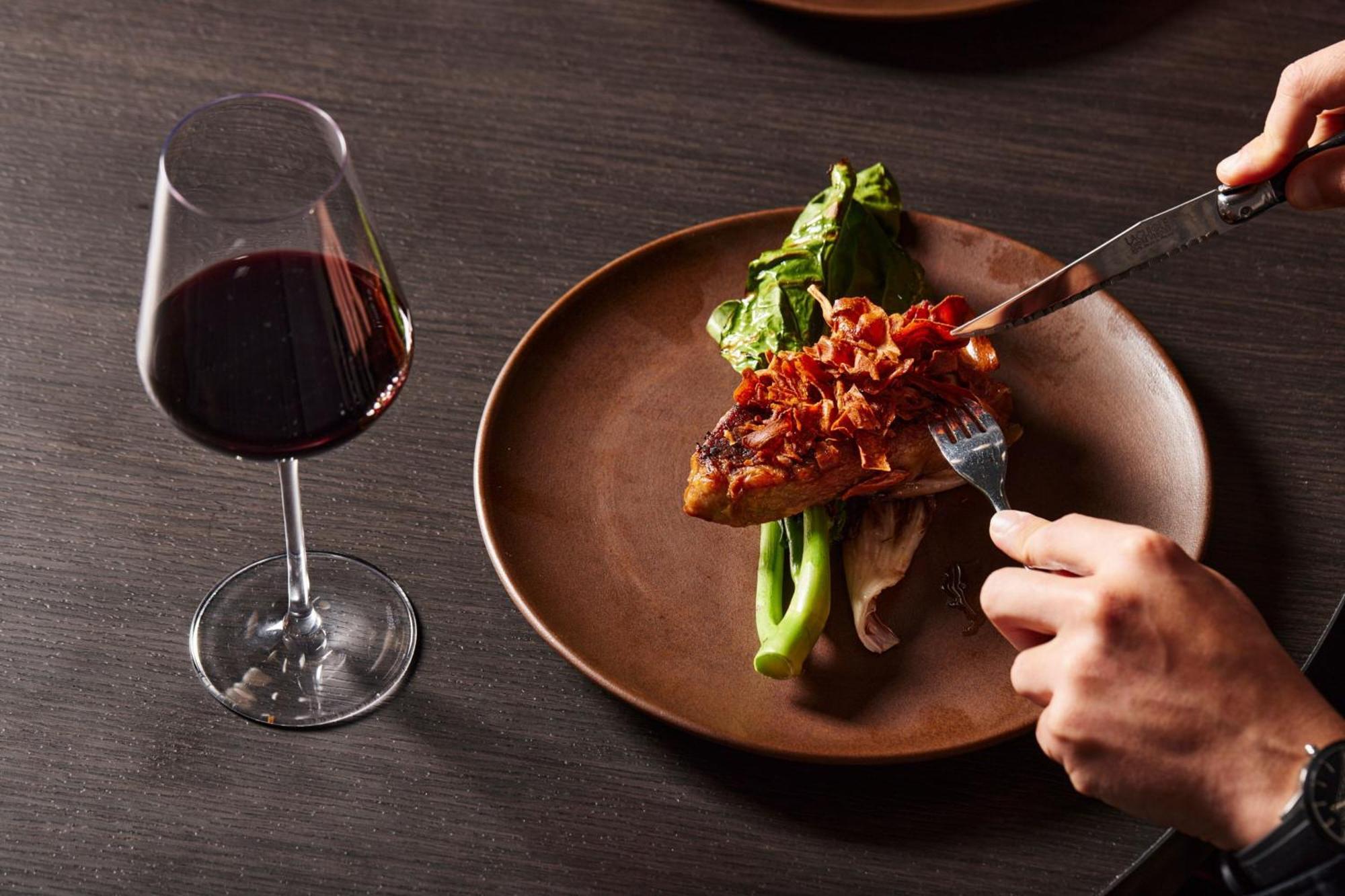 Melbourne Marriott Hotel Docklands Luaran gambar A wine glass