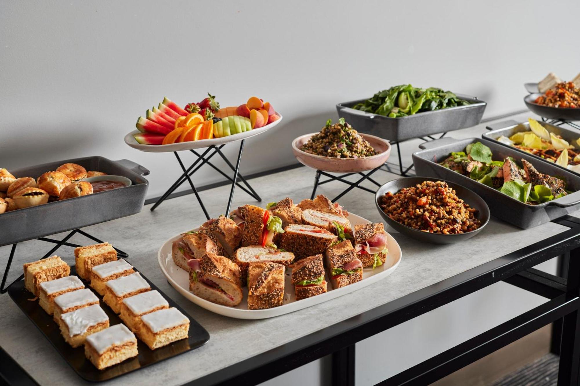 Melbourne Marriott Hotel Docklands Luaran gambar A buffet