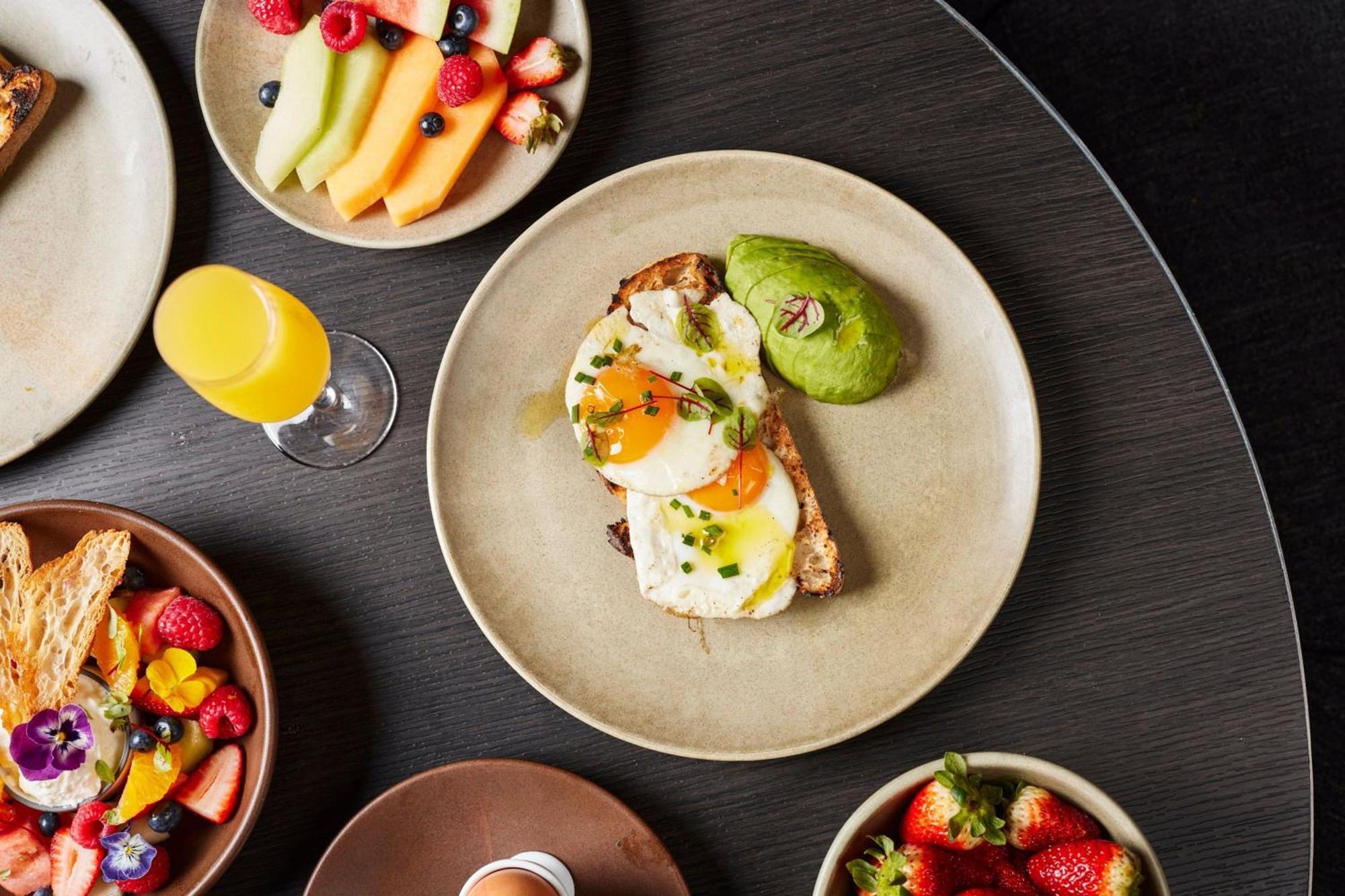 Melbourne Marriott Hotel Docklands Luaran gambar Avocado and egg on toast