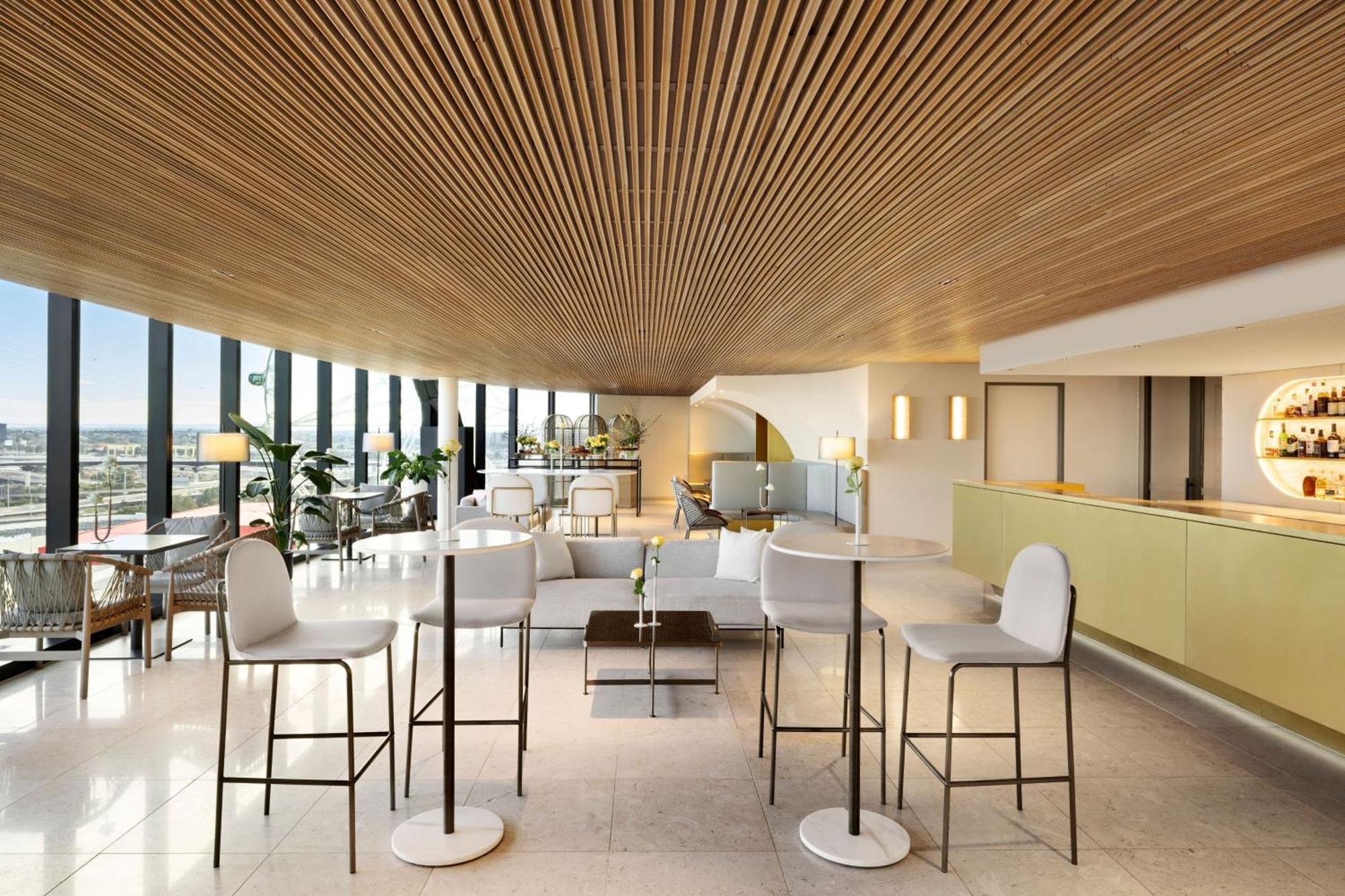 Melbourne Marriott Hotel Docklands Luaran gambar Club Lounge at the airport