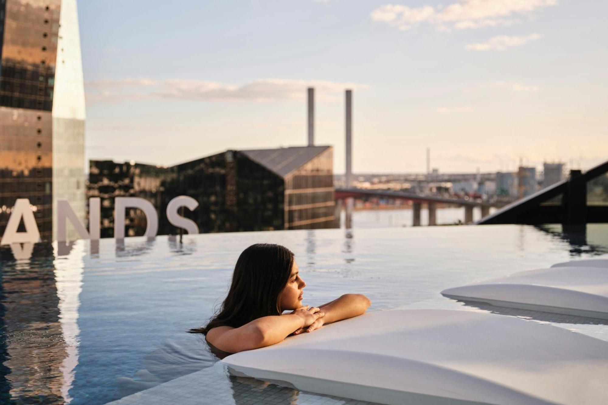 Melbourne Marriott Hotel Docklands Luaran gambar Skyline pool