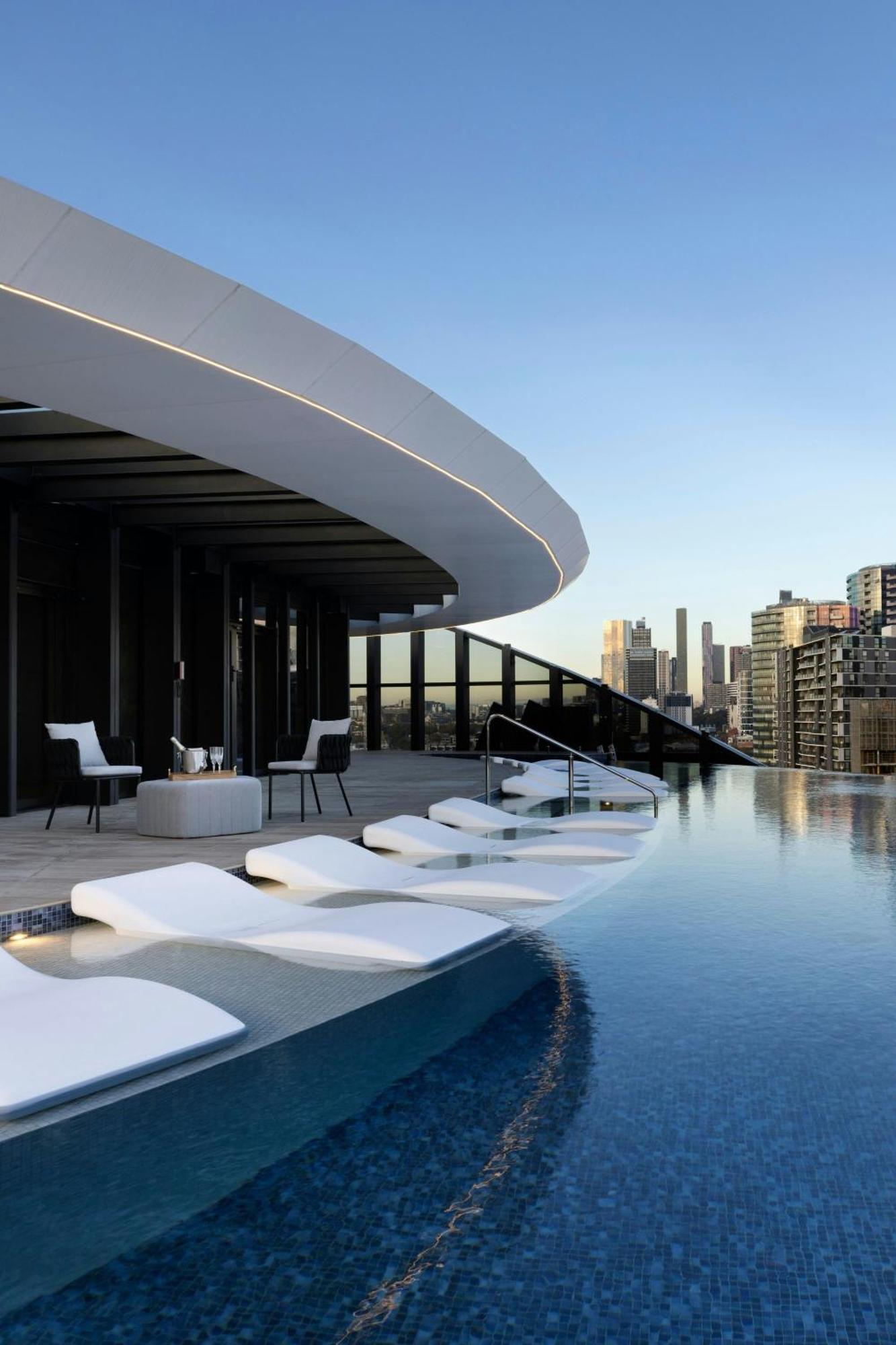 Melbourne Marriott Hotel Docklands Luaran gambar The rooftop pool at The Standard East Village