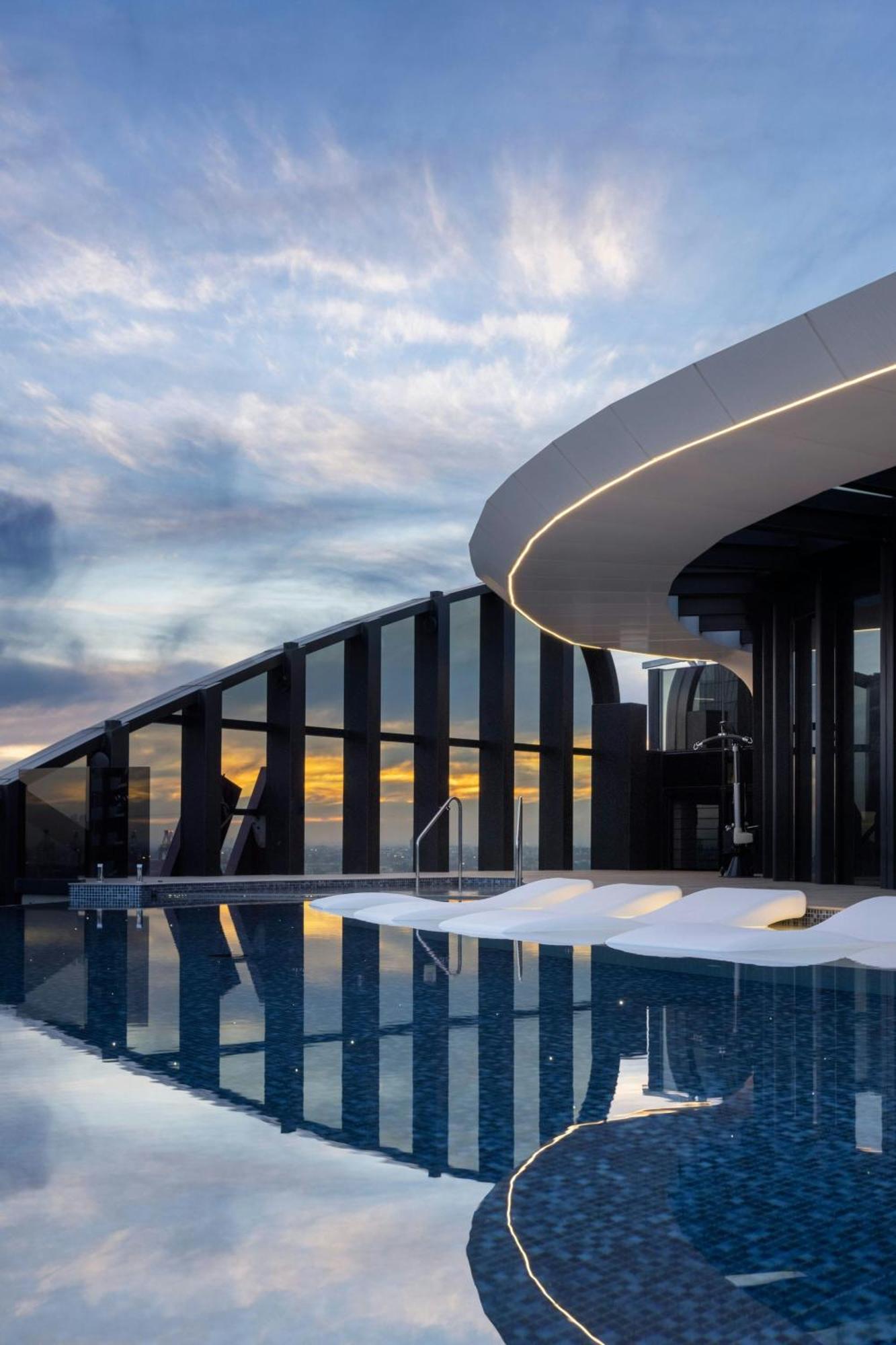 Melbourne Marriott Hotel Docklands Luaran gambar The rooftop pool at the Ritz-Carlton, Perth